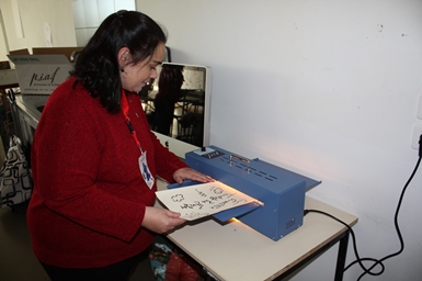 Photo d'Emmanuelle insérant le dessin dans le four à thermogonflé