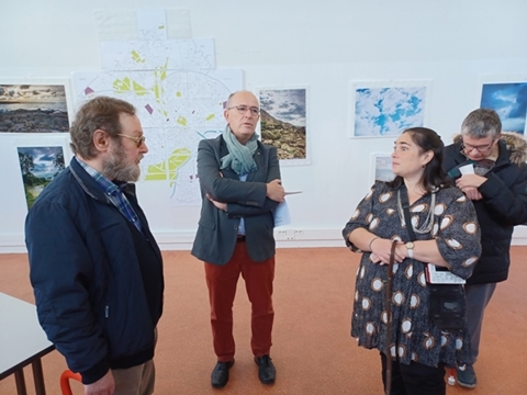 Photo du discours d'accueil, sur le cliché nous apercevons Monsieur Pimont, Jean, Emmanuelle et Nicolas