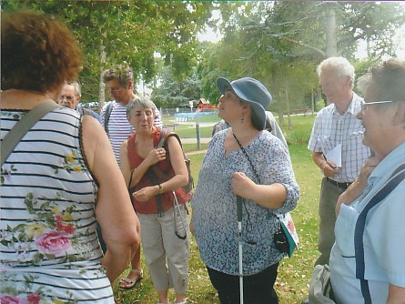 Photo de Nicole, Bernadette, Emmanuelle et Annick dans le parc de Luc-sur-mer< /></p>

<p>Légende de cette photo :<br />
Cette photo a été prise dans le parc de Luc-sur-mer. De gauche à droite nous voyons Nicole de dos présentant les arbres de ce parc.  ensuite viennent Bernadette, Emmanuelle et Annick.</p> 

<p>La baleine dont le squelette est présenté dans ce parc a une forme très effilée, loin de l’image habituellement reproduite de baleine à bosse ; Il s’agit ici d’une baleine à ailes en raison de sa nageoire dorsale.<br /> Chez les cétacés, les os ne sont pas solidaires, joints par des cartilages rigides comme chez les autres mammifères. Les os sont très éloignés les uns des autres. C’est ce qi fait la souplesse de l’animal.<br /> Mais c’est aussi ce qui fait que, à l’échouage, la baleine s’effondre sur elle-même et meurt faute de pouvoir respirer. En effet, la cage thoracique s’effondre, les côtes, trop lourdes, ne peuvent plus s’écarter sous la puissance du diaphragme. Privé de son oxygène vital, l’animal ne peut que succomber. En effet, c’est un mammifère qui dépend entièrement de l’air qu’elle inspire par des orifices situés à l’arrière de sa tête. La tête de notre baleine, très allongée, est dotée d’un rostre muni de grilles pour filtrer sa nourriture : les fanons. Les omoplates supportent les nageoires latérales. 
En observant de plus près le squelette, on remarque des os correspondant aux restes d’un bassin et de membres arrière. Cela signifie que la baleine dérive d’un quadrupède et est donc bien à classer parmi les mammifères. Elle porte mamelles et allaite son petit. Mais les cétacés sont les seuls mammifères totalement indépendants de la terre.</p>

<p>Parmi les cétacés, on distingue les odontocètes, comme les dauphins, qui sont des cétacés à dents, et les mysticètes, ou cétacés à moustaches, c’est-à-dire à fanons, comme la baleine.</p>

<p>Cette dernière est munie de sept vertèbres, tassées les unes sur les autres, ce qui ne lui permet pas de bouger la tête indépendamment du corps. Ensuite, la colonne vertébrale s’interrompt brusquement. En effet, il n’y a pas d’os dans la queue de la baleine. Il s’agit d’une nageoire, création postérieur dans le schéma des cétacés.<br />
Au centre du squelette, on distingue la cage thoracique ainsi que l’équivalent de deux bras, atrophiés.</p>

<p>La baleine est un rorqual, c’est-à-dire dont la gorge est rayée. C’est en fait une énorme poche qu’elle a sous la gorge et qui est constituée d’une multitude de rainures en accordéon. Cette poche va ainsi pouvoir se gonfler lorsque l’animal va se nourrir, se remplissant de faune et de flore marine. Puis ce contenu va être filtré au travers des fanons avant d’être avalé.</p>

<p>Comme indiqué plus haut, les naseaux de la baleine son situés sur le dessus de sa tête de manière à ce qu’elle puisse respirer en se tenant juste à fleur d’eau. Elle inspire une grande quantité d’air puis le rejette brusquement. Cet air qu’elle rejette est chaud et chargé d’humidité. Si bien qu’au contact de l’air froid extérieur, il va se condenser. C’est cette condensation qui forme ce qu’on prend généralement pour un geyser d’eau.</p>

<p>Les oreilles de la baleine étant dépourvues de tympan et quasiment bouchées, elles ne lui permettent pas d’entendre. En fait, elle entend par ses mandibules qui transmettent des ondes à un os tympanique très dur. Les baleines émettent de puissants signaux dans des fréquences très basses, de l’ordre de 20 hertz. Ces infrasons peuvent parcourir des centaines de kilomètres. En revanche, contrairement à l’expression répandue, il ne s’agit pas du chant des baleines. Ce sont les marsouins, des baleines à dents, qui émettent des faisceaux de sons pour détecter leurs proies ou des obstacles. C’est ce qu’on appelle l’écholocation, une sorte de sonar.</p>

<p>La baleine de Luc sur Mer est un « petit » rorqual commun, d’une vingtaine de mètres et sans doute environ 30 tonnes, en comparaison aux grands rorquals qui peuvent mesurer 30 mètres et peser 100 tonnes. Ces animaux parcourent des distances phénoménales. Ils dépendent du froid pour leur nourriture quel l’on trouve en abondance dans les zones polaires. Mais ils dépendent des eaux beaucoup plus chaudes pour se reproduire. De sorte que chaque année, le rorqual commun, qui vit l’hiver dans les eaux arctiques, descend au printemps vers les mers chaudes. Ce spécimen échoué en Normandie devait certainement être en route pour les mers chaudes, en empruntant une voie bien connue de migration, qui passe par la mer du Nord, la Manche, ou alors par le nord de l’Ecosse et la Manche. Il s’agit d’un jeune mâle qui n’était pas encore nubile. Et pourtant, il avait déjà bien vécu. On note en effet de nombreuses traces de fractures ressoudées sur ses côtes.</p>

<p>La reproduction des baleines a lieu au large de l’Afrique. La femelle accouche dans ces mers chaudes, puis doit allaiter son petit jusqu’à le rendre suffisamment viable pour qu’il reparte l’hiver suivant dans les mers du nord. Ce qui représente près de 3.000 kilomètres. C’est pourquoi le lait des baleines est une création galactogène intense.<br /> C’est un lait très épais, bien plus que le lait concentré que nous connaissons. Le petit va alors grandir d’une dizaine de centimètres par jours.</p> 

<p>Après cette riche présentation biologique de la baleine, Annick, en cape de chevalier de la confrérie de la baleine, nous a invités à nous diriger vers une salle municipale. Madame Legoux nous a offert quelques rafraîchissements avant de laisser la parole à Monsieur Pascal Lamy, historien. Ce dernier nous a expliqué qu’au moment de la Révolution, s’étaient installées sur les bords de mer des industries de salaison.<br /> Ce développement économique a entraîné la construction de nouveaux bâtiments comme des ateliers de salaison, les habitations des armateurs, les logements des ouvriers, ainsi que des lieux de détente comme les cabarets. Parmi eux, au coin de la rue de la mer, se trouvait celui de Monsieur Pierre Launay. Celui-ci eut deux enfants. Son fils, également nommé Pierre Launay, devint négociant en poissons salés. Il épousa Marie-Louise Lemarchand, fille du propriétaire des champs aujourd’hui devenus le parc de la baleine. En 1838, ils débutèrent la construction de l’hôtel de ville qu’ils habitèrent jusqu’en 1863. En revanche, ils s’occupèrent peu du parc. En 1863, ils vendirent la propriété à la famille Bergeot. C’est Frédéric Bergeot et ses deux fils qui œuvrèrent particulièrement pour l’aménagement du parc. Ils installèrent notamment un circuit d’eau pour irriguer les plantations, ils construisirent un petit kiosque dont il ne reste plus aujourd’hui que le socle, etc. Dès cette époque (fin du <abbr title=